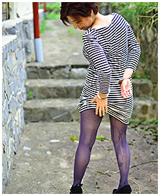 she pretends the pees in pantyhose 4