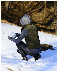 pissed jeans in snow wetting dark jeans 02