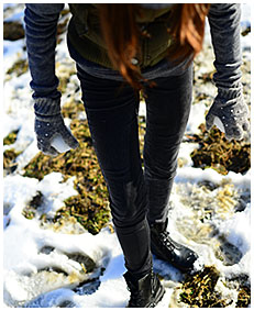 pissed jeans in snow wetting dark jeans 01
