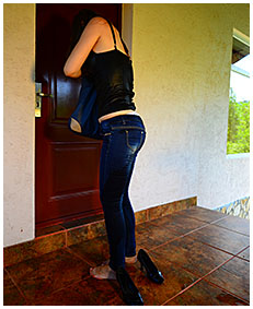 claudia wets her jeans while looking for the keys 00