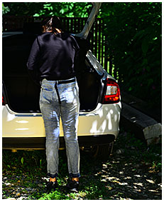 lady pisses her jeans behind car 4