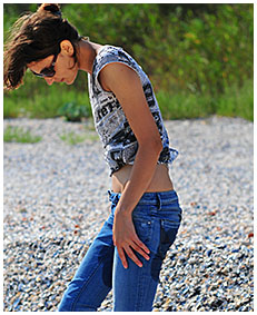 beach desperation natalie wets her blue jeans on the beach pissing herself 02