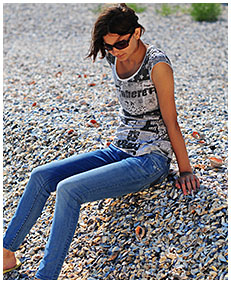 beach desperation natalie wets her blue jeans on the beach pissing herself 01