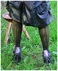 dee tries to be living statue but wets herself 03