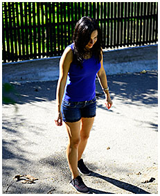 antonia shorts wetting on the street 01