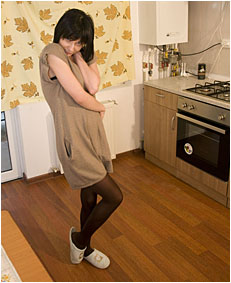 alice pees her pantyhose in the kitche 88 0001