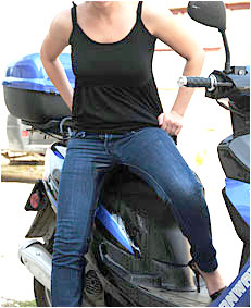 dee pisses her jeans on her scooter 2