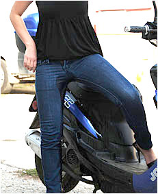 dee pisses her jeans on her scooter 3