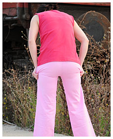 dee wetting her pink loose pants4