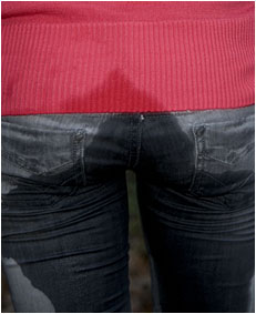 wetting jeans while walking in the park pissing her jeans 0021